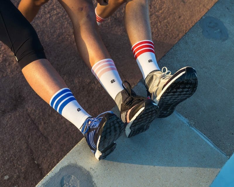 Por qué todo el mundo lleva los calcetines de deporte estirados hasta la  rodilla en verano
